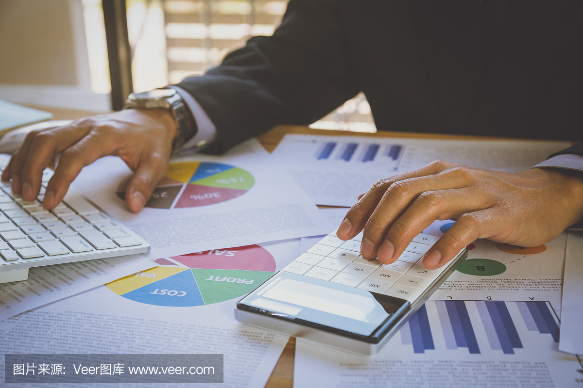 商人或會計工作計算器計算業務數據的概念。會計、投資顧問咨詢財務報告的情況,并在辦公室策劃營銷計劃。