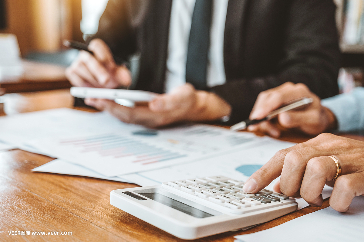 會(huì)計(jì)業(yè)務(wù)團(tuán)隊(duì)會(huì)議策劃、戰(zhàn)略分析、投資節(jié)約理念。會(huì)議討論新計(jì)劃財(cái)務(wù)圖表數(shù)據(jù)